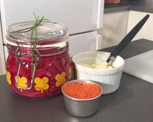 Burk med picklad rödlök, liten skål med rom och liten skål med créme fraiche
