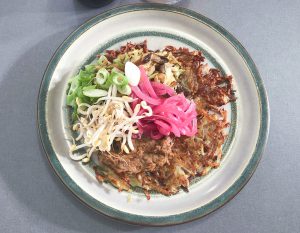 Råraka med svamp- och kålröra, bönröra, picklad rödlök, hackad salladslök och böngroddar.