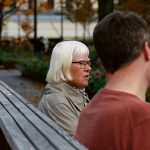 Daniel Bernmar och Eva Olofsson sittandes på bänk, fotat snett bakifrån